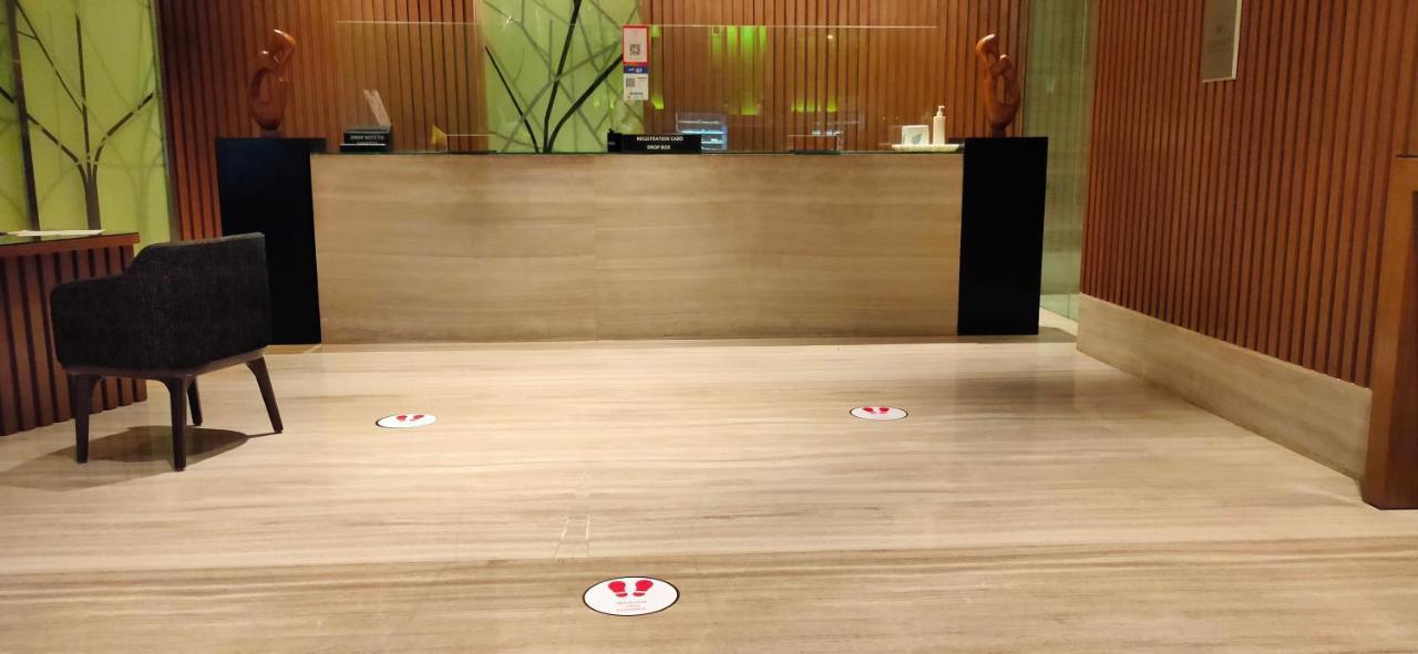 فندق ويلكوم هوتل بنجالور بنغالور المظهر الخارجي الصورة Floor stickers in a hotel lobby