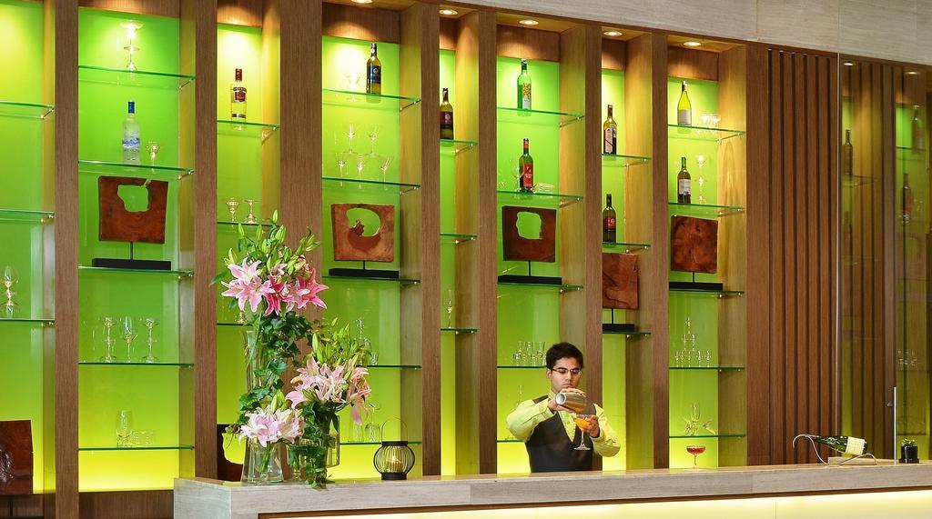 فندق ويلكوم هوتل بنجالور بنغالور المظهر الخارجي الصورة The bar at the lobby